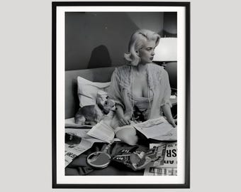 Jayne Mansfield-affisch, svartvitt fotografitryck, intim pinuppa med hund i sovrummet, uppriktig vintage-affisch med Hollywood-kändisar