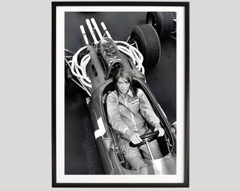 Poster di Françoise Hardy, stampa fotografica in bianco e nero, ritratto iconico di un'auto da corsa, stile francese anni '60, arte murale vintage dedicata al motorsport