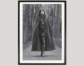 Poster di Françoise Hardy Forest Walk, fotografia di moda vintage in bianco e nero, musa francese degli anni '60, elegante arte murale boho