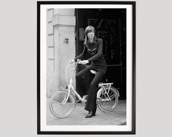 Poster di Françoise Hardy, stampa fotografica in bianco e nero, stile Nouvelle Vague francese, iconico ritratto in bicicletta, arte murale vintage anni '60