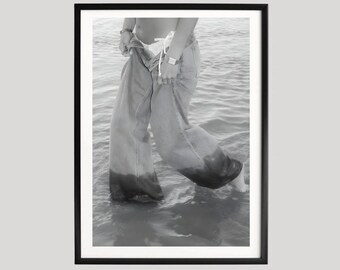 Vrouw wandelen in oceaanwater poster, zwart-wit kustmodefotografie, minimale strandstemming Art Print