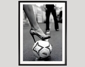 High Heel Fußball Poster, Schwarz-Weiß-Streetmodefoto, stilvolle Sportkonzeptfotografie