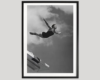High Dive Photography Poster, Schwarz-Weiß-Schwimmer in der Luft, Retro olympischer Stil Sportfoto, dramatische Bewegung, Wandkunst