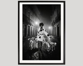 Naomi Campbell Fotografie Druck: Frau zu Fuß Dalmatiner, Retro Straßenszene, Vintage Foto