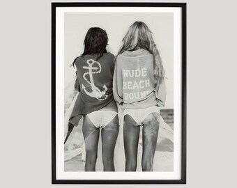 Nude Beach Bound Poster, Schwarzweiß Strand Freunde Foto, Retro Bikini Seaside Szene, Vintage Sommer Küsten Wall Ar