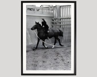 Poster di Françoise Hardy, stampa fotografica in bianco e nero, momento iconico di equitazione, stile francese anni '60, elegante decorazione murale vintage