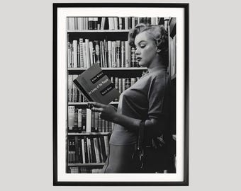 Marilyn Monroe i bibliotekskonst, svartvitt tryck, kvinna som läser konstposter