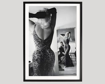 Mansfield-affisch, svartvitt fotografitryck, ikonisk leopardklänning, glamourscen, vintageporträtt från Hollywoods omklädningsrum
