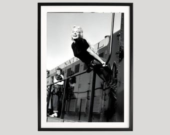 Jayne Mansfield i tågväggkonst, svartvitt fotografitryck, glad kvinna konstaffisch, retro reseväggdekor, filmkonst