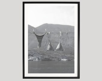 Poster *Bikini auf Wäscheleine*, schwarzweiß Strand Fotografie, Minimal Sommer Wäscheszene, Retro Küstenwand Kunst