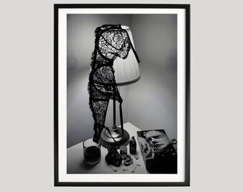 Stimmungsvolles Schlafzimmer Stillleben Poster, Schwarz Weiss Dessous Lampenszene, Noir Fotografie