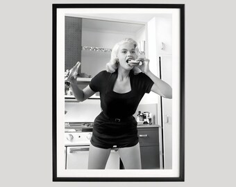 Jayne Mansfield-affisch, svartvitt fotografi, lekfull köks-pinup-scen, ikonisk vintage Hollywood-kändisväggkonst