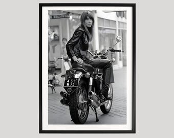 Poster di Françoise Hardy, stampa fotografica in bianco e nero, ritratto iconico di una motocicletta, stile francese anni '60, arte murale vintage senza tempo