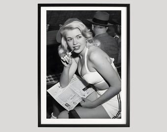 Jayne Mansfield-affisch, svartvitt fotografi, lekfull vintage-pinupp-scen, ikonisk Hollywood-kändisporträttväggkonst