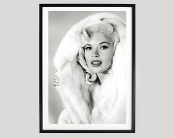 Jayne Mansfield-affisch, svartvitt fotografitryck, ikoniskt pälsporträtt, glamorös vintageväggkonst med Hollywood-kändisar