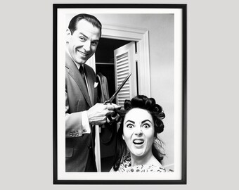 Elizabeth Taylor Haircut Scene Poster, Schwarzweiße Vintage Humor Fotografie, klassischer Hollywood Candid Moment, Retro Wandkunst