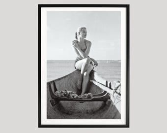 Grace Kelly Vintage Beach Portrait, Black and White Coastal Photography, Elegant Boat Scene, Retro Hollywood Summer Wall Art