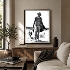 John Wayne Hondo-affisch, klassisk svartvit fotografi, ikoniskt porträtt av westernfilmstjärna, retro Hollywood-cowboyväggkonst