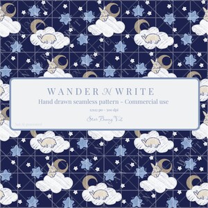 Peut inclure: Un motif sans couture sur fond bleu marine, avec des nuages blancs, des lapins beiges, des croissants de lune et des étoiles bleues. Le motif comprend le texte "WANDER N WRITE" et "Star Bunny V2".
