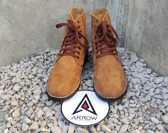 Botines de cuero hechos a mano, modelo Chukka marrón con cordones y acabado rugoso.