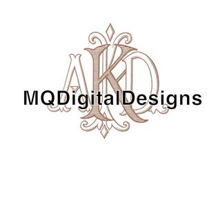 以下が含まれることがあります： 茶色のモノグラムデザイン。文字AKDが装飾的な装飾と絡み合っています。「MQDigitalDesigns」の文字が白い背景の下にあります。デジタル製品に適しています。