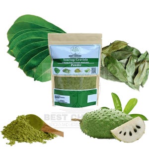 Könnte beinhalten: Ein Bild mit Soursop-Produkten. Es zeigt einen Beutel mit Soursop-Pulver, frische grüne Blätter, getrocknete Blätter, eine Soursop-Frucht und einen Holzspatel mit Pulver. Der Beutel ist mit "Soursop Graviola Powder" beschriftet.