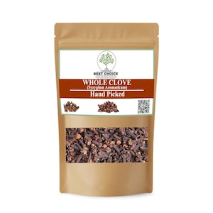 Könnte beinhalten: Ein brauner Papiersack mit ganzen Nelken. Der Beutel hat ein weißes und braunes Etikett mit dem Text "BEST CHOICE" und "WHOLE CLOVE (Syzygium Aromaticum) Hand Picked". Der Beutel hat auch einen QR-Code und Bilder von Nelken.