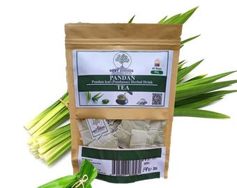 Può includere: Un sacchetto di carta marrone di tè Pandan con un'etichetta verde e bianca. La busta contiene bustine di tè ed è circondata da foglie di pandan verdi fresche. Il testo sull'etichetta recita "Pandan Pandan leaf (Pandan) Herbal Drink TEA".