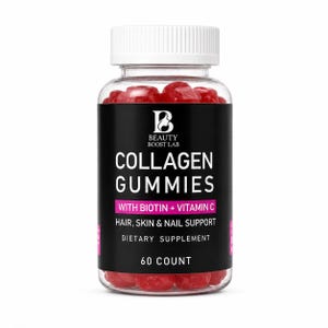 Puede incluir: Una botella de plástico transparente con tapa blanca llena de gomitas de colágeno rojas. La botella tiene una etiqueta negra con texto blanco que dice "COLLAGEN GUMMIES" y "WITH BIOTIN + VITAMIN C". La etiqueta también indica "HAIR, SKIN & NAIL SUPPORT".
