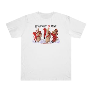 Könnte beinhalten: Weißes T-Shirt mit einem Grafikdesign mit dem Text "VENGEANCE IS MINE" in Schwarz und Rot. Die Grafik zeigt eine Figur in einem Gewand, die mit einer roten teufelartigen Figur interagiert. Der Text "ROMANS 12:19" steht darunter.