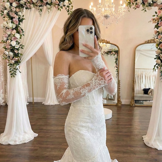Fingerless Chantilly lace wedding sleeves, Ivory bridal gloves for bride