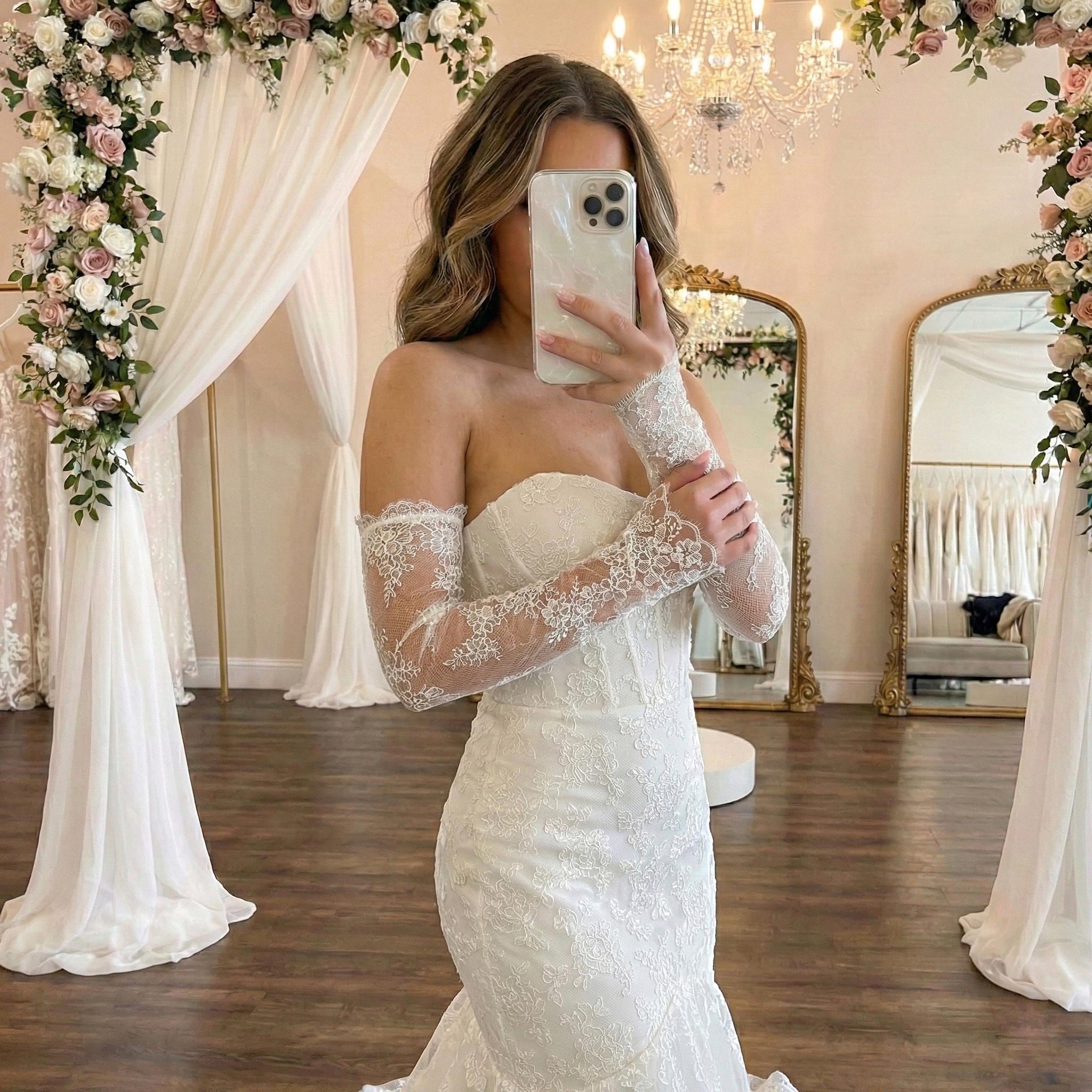 Fingerless Chantilly lace wedding sleeves, Ivory bridal gloves for bride