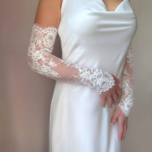 Fingerless bridal sleeves made of embroidered lace, romantic wedding accessory