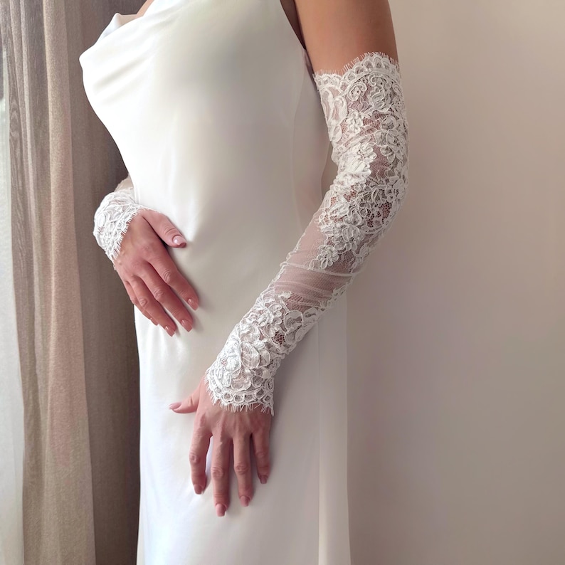 Bridal lace arm warmers with floral pattern, detachable wedding sleeves