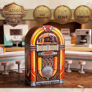 Peut inclure: Un modèle de jukebox en papier à l'échelle 1:6 avec une finition imitation bois, des panneaux orange et jaunes illuminés et une grille de haut-parleur circulaire centrale ornée d'une note de musique. Le bandeau affiche Retro Miniatures Papercraft Workshop.