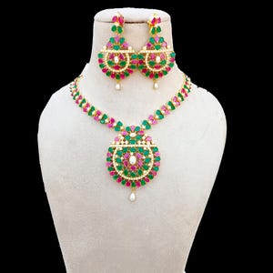 Conjunto de joyería india chapada en oro de 22 quilates, collar y pendientes de rubí, esmeralda y perlas.