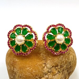 Pendientes de botón de esmeralda, rubí y perla, chapados en oro de 22 quilates, regalo para mujer, delicados pendientes de piedras preciosas.