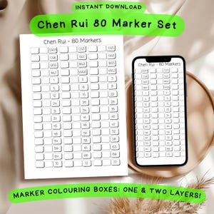 以下が含まれることがあります： Chen Rui 80マーカーセットのデジタルダウンロード。画像には、番号付きのボックスとカラーコードが記載された、印刷可能なマーカーカラーチャートが表示されています。チャートは白い紙とスマートフォンに表示されています。