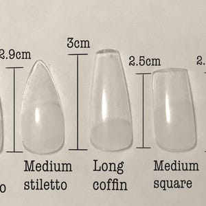 Puede incluir: Cinco puntas de u&ntilde;as postizas de pl&aacute;stico transparente en varias formas y tama&ntilde;os. Las formas incluyen estilete largo de 3,3 cm, estilete mediano de 2,9 cm, ata&uacute;d largo de 3 cm, cuadrado mediano de 2,5 cm y almendra mediano de 2,5 cm, con texto.