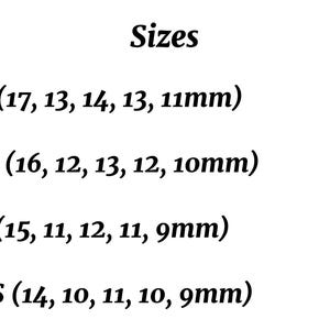 Puede incluir: Una tabla de texto negro titulada Sizes que enumera cuatro categor&iacute;as: L con 17, 13, 14, 13, 11mm; M con 16, 12, 13, 12, 10mm; S con 15, 11, 12, 11, 9mm; y XS con 14, 10, 11, 10, 9mm, todo sobre un fondo blanco liso.