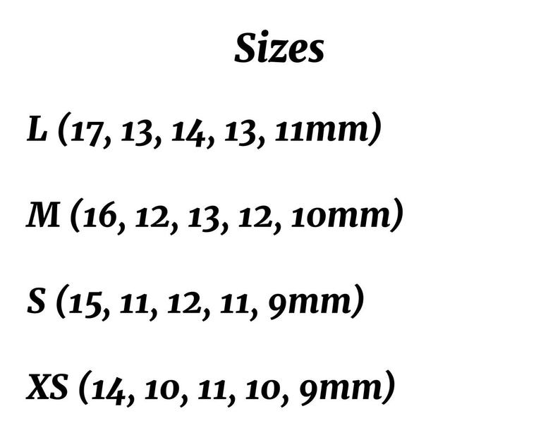 Puede incluir: Una tabla de texto negro titulada Sizes que enumera cuatro categor&iacute;as: L con 17, 13, 14, 13, 11mm; M con 16, 12, 13, 12, 10mm; S con 15, 11, 12, 11, 9mm; y XS con 14, 10, 11, 10, 9mm, todo sobre un fondo blanco liso.