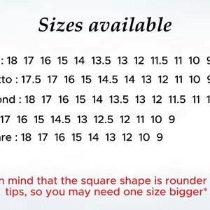 Puede incluir: Una tabla de tallas para u&ntilde;as postizas con el encabezado Sizes available. Enumera opciones para Long stiletto, Medium stiletto, Medium almond, Long coffin y Medium square con sus tama&ntilde;os num&eacute;ricos. Una nota roja advierte que la forma cuadrada es m&aacute;s redondeada que otras puntas, por lo que podr&iacute;a ser necesaria una talla mayor.