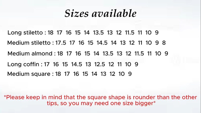 Puede incluir: Una tabla de tallas para u&ntilde;as postizas con el encabezado Sizes available. Enumera opciones para Long stiletto, Medium stiletto, Medium almond, Long coffin y Medium square con sus tama&ntilde;os num&eacute;ricos. Una nota roja advierte que la forma cuadrada es m&aacute;s redondeada que otras puntas, por lo que podr&iacute;a ser necesaria una talla mayor.