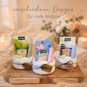 Könnte beinhalten: Drei weiße, gerippte Keramikschalen auf einem Holzbrett, jeweils mit einer Kneipp-Badesalzpackung und einer farbigen Kerze. Die Packungen sind mit Wald-Bad, So schön DASS ES DICH GIBT und Tiefen-ENTSPANNUNG beschriftet. Jede Schale hat ein braunes Etikett.