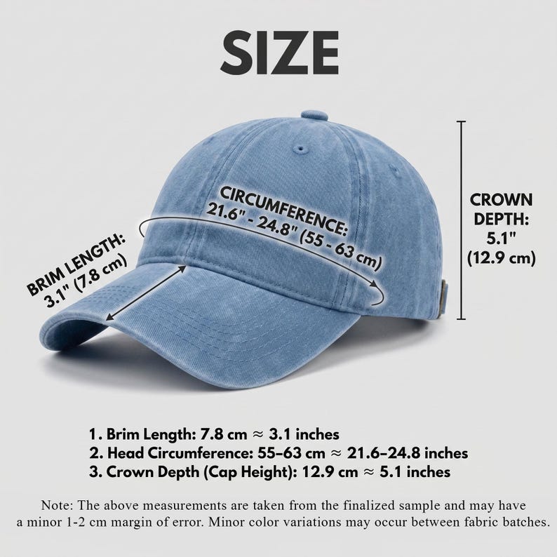 K&ouml;nnte beinhalten: Eine blaue Baseballkappe mit gebogenem Schirm. Der Text gibt eine Schirml&auml;nge von 7,8 cm, eine Kronentiefe von 12,9 cm und einen Kopfumfang von 55-63 cm an. Die Kappe verf&uuml;gt &uuml;ber eine strukturierte Krone und einen Knopf oben.