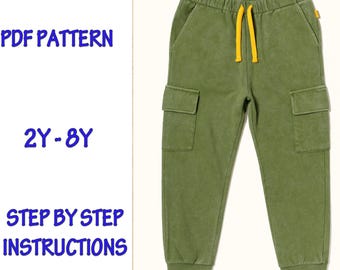 Könnte beinhalten: Olivgrüne Cargohose mit gelbem Kordelzug. Die Hose hat zwei quadratische Taschen an den Beinen. Der Text auf dem Bild lautet "PDF PATTERN", "2Y-8Y", "STEP BY STEP INSTRUCTIONS", "FRIENDLY BEGINNER" und "READY TO PRINT A4 AO US LETTER".