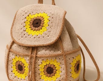 Puede incluir: Mochila de crochet beige con tres diseños de girasoles con pétalos amarillos y centros marrones. La bolsa tiene un cierre de solapa y correas ajustables. La mochila mide aproximadamente 30 cm de alto y 25 cm de ancho.