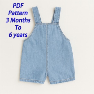 Puede incluir: Pantalón corto de peto vaquero azul claro con tirantes ajustables. La prenda presenta un diseño de peto clásico. El texto "PDF Pattern 3 Months To 6 years" está impreso en azul en la esquina superior izquierda.