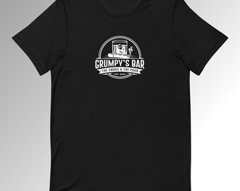 Puede incluir: Camiseta negra con un diseño blanco. El diseño circular dice "GRUMPY'S BAR", con una ilustración de cóctel y cigarro, y los textos "THE SMOKE & THE POUR" y "EST. 2020".