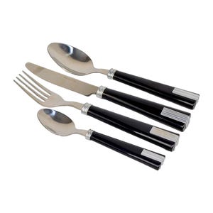 Puede incluir: Un juego de cuatro cubiertos de acero inoxidable: una cuchara, un tenedor, un cuchillo y una cuchara. Cada pieza tiene un mango negro con detalles plateados. Los cubiertos están dispuestos en diagonal sobre un fondo blanco.